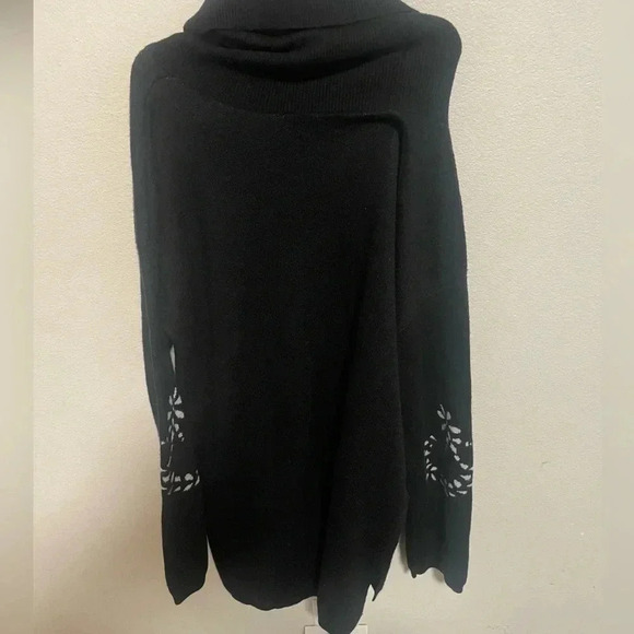 Vertigo black Aztec turtleneck wool blend blouse size Medium - Picture 5 of 6
